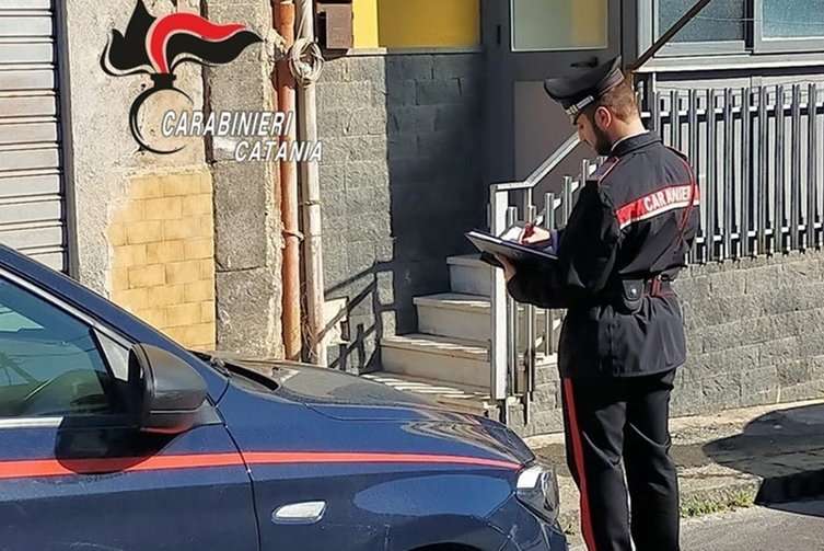 Catania, due topi d’appartamento tentano furto in abitazione: arrestati con le mani nel sacco