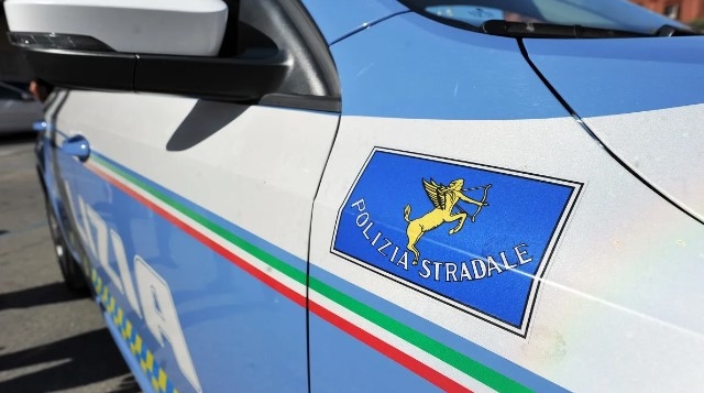 Ubriaco alla guida, si rifiuta di fare l’alcol test e prende a calci i poliziotti: arrestato