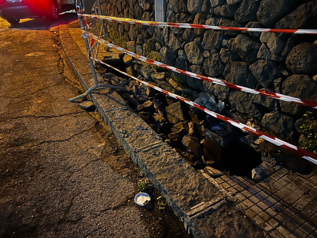 Giarre, crolla un marciapiede. Barbagallo: “Grave pericolo, l’amministrazione agisca subito”