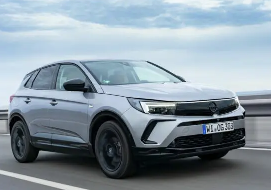 Più piacere di guida e meno emissioni con il nuovo Suv Opel Grandland Hybrid