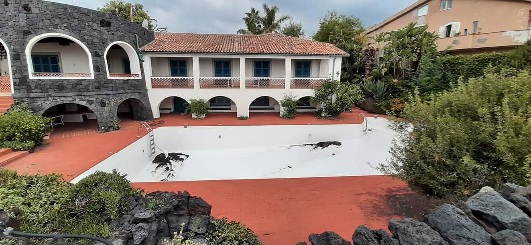 In vendita la villa di Pozzillo confiscata alla mafia. Oggi una marcia di protesta: “È della collettività”