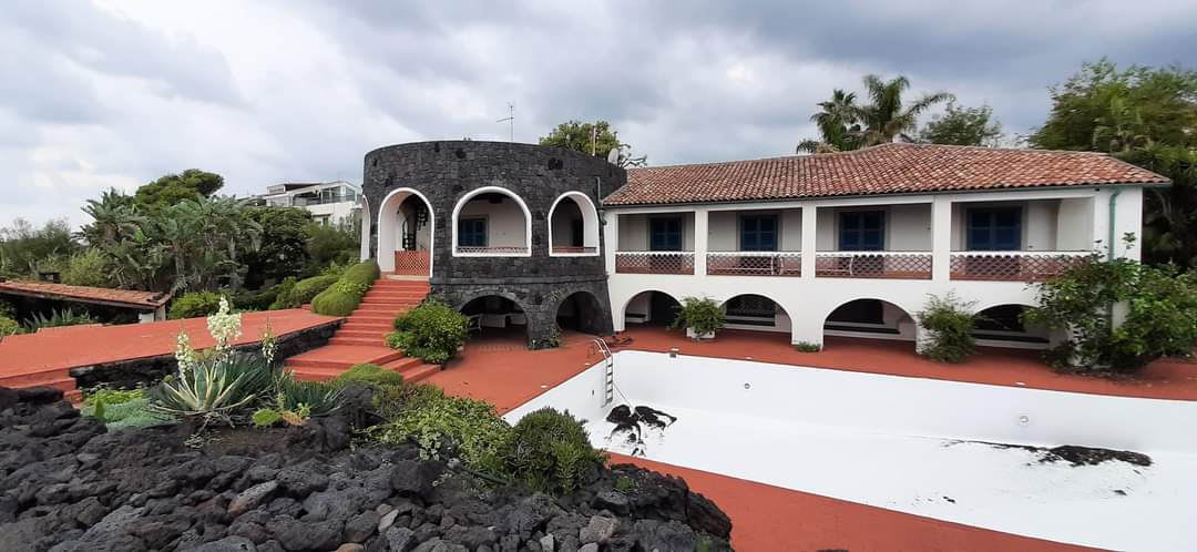 Dopo 21 anni di confisca, la villa di Pozzillo è stata (ri)acquistata dalla famiglia Graci Dopo 21 anni di confisca, la villa di Pozzillo è stata (ri)acquistata dalla famiglia Graci