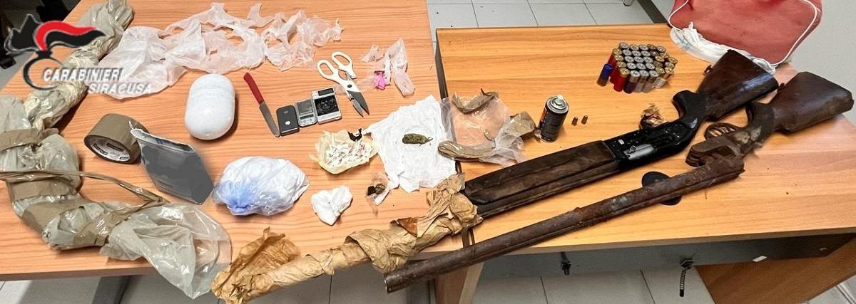 Avola, arrestato 24enne in possesso di droga e armi