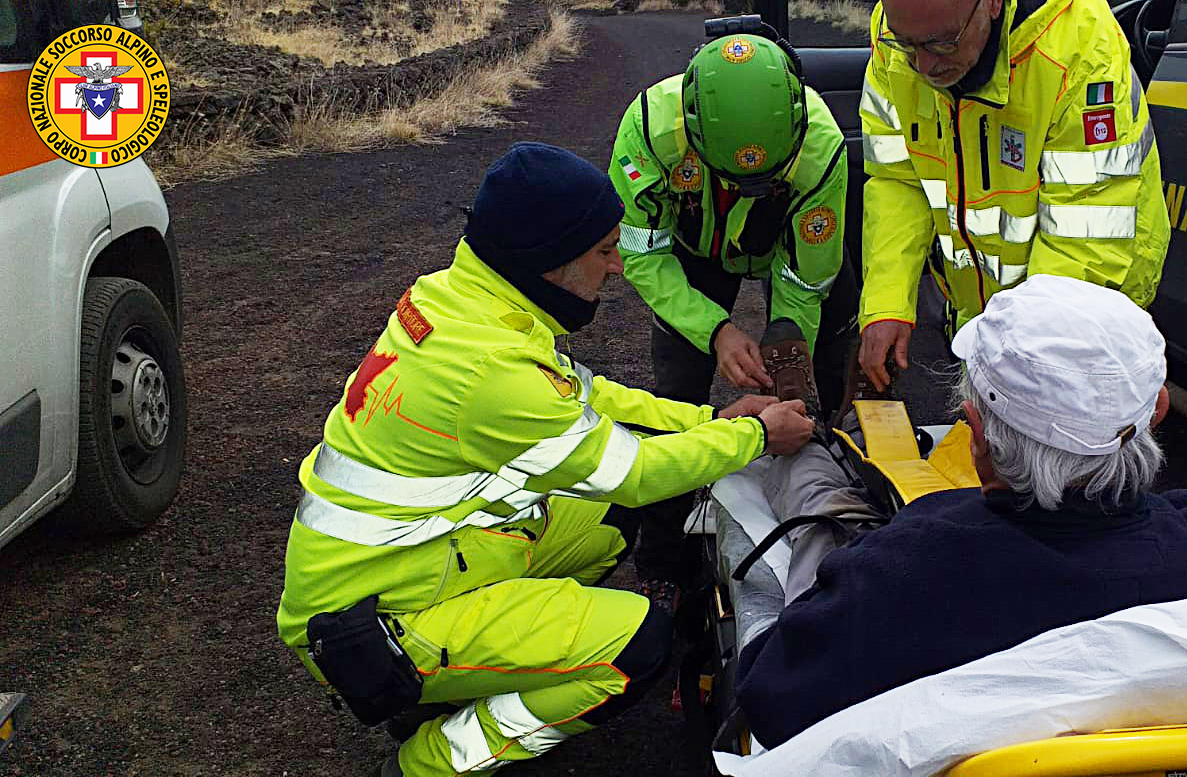 FOTO | Etna, escursionista scivola su una lastra di ghiaccio e s’infortuna: scattano i soccorsi