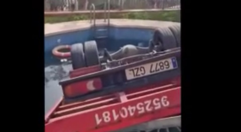 VIDEO | Paura in un’abitazione: camion perde il controllo e finisce in piscina