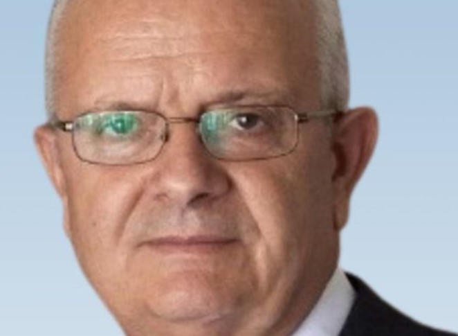 Alcamo, medico sale sul tetto per riparare antenna, scivola e muore