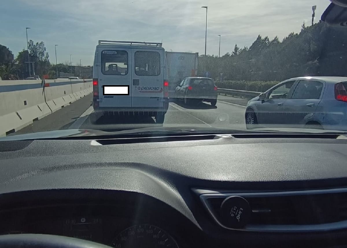 Scontro all’interno della galleria sulla Tangenziale di Catania, traffico in tilt