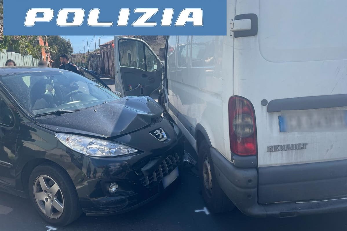 Folle inseguimento a Catania, su un furgone rubato provoca incidenti durante la fuga: fermato 19enne