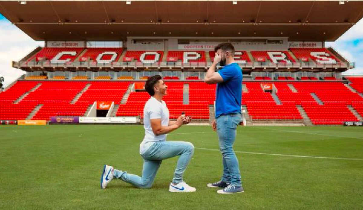 Il calciatore omosessuale Joshua Cavallo annuncia le nozze: la proposta di matrimonio in campo