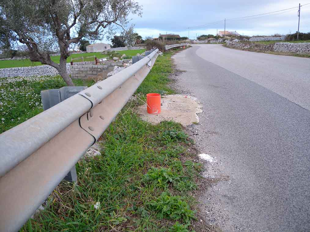 Se in strada bisogna stare attenti… ai pali della luce