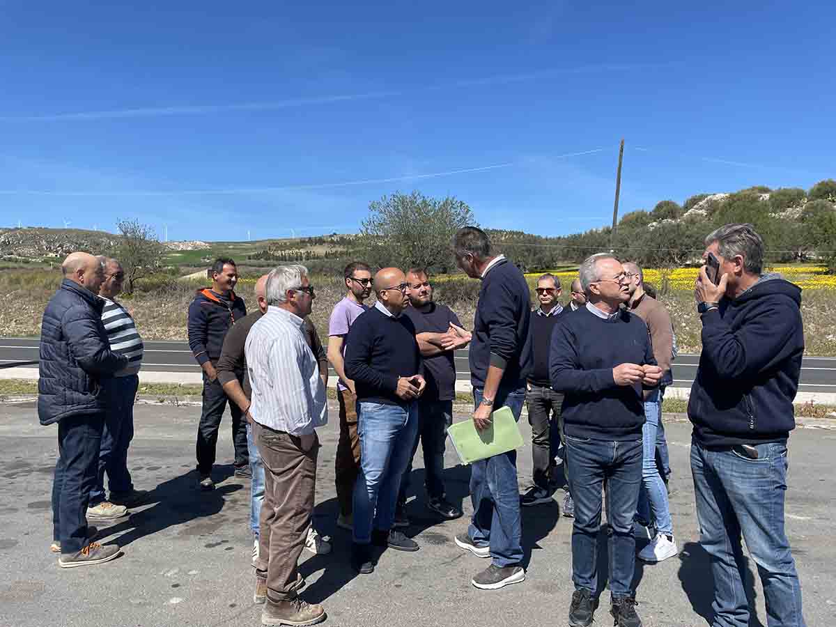 Disservizi idrici e bollette esose, agricoltori infuriati. La replica del Consorzio