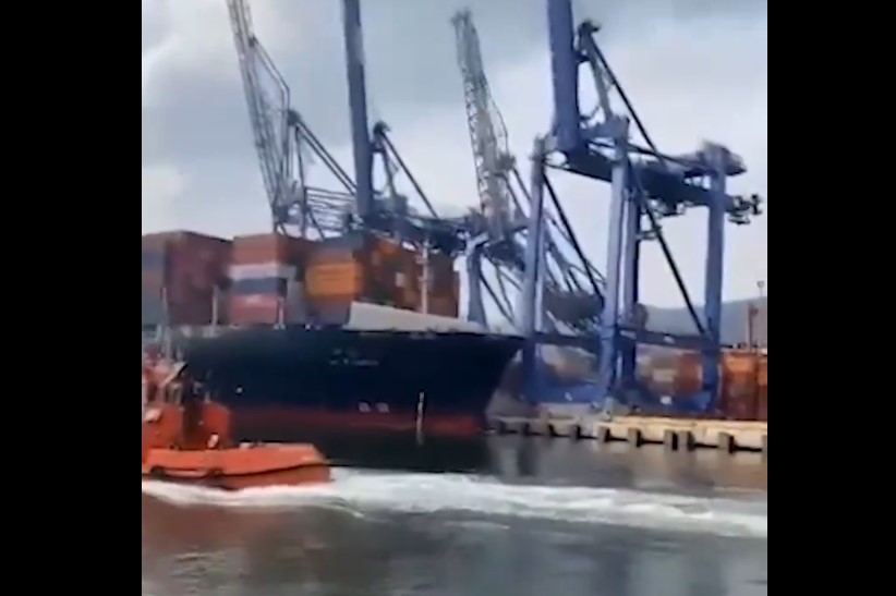VIDEO | Paura al porto: nave portacontainer sfonda tre gru