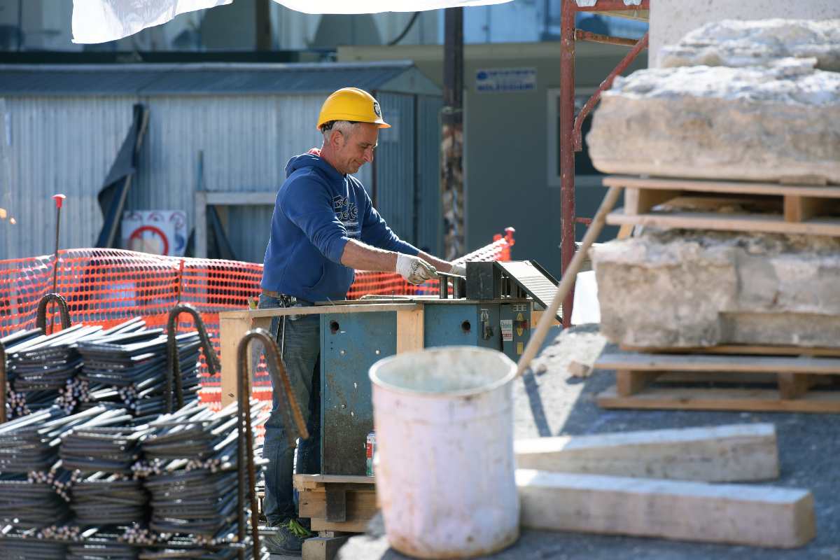 Muletto gli finisce addosso e lo schiaccia: operaio palermitano rischia la gamba