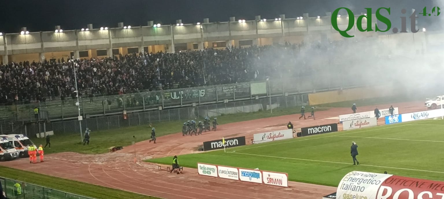FOTO | Disordini all’Euganeo, scontri tra ultras Catania e Padova: sottratto uno striscione ai padroni di casa