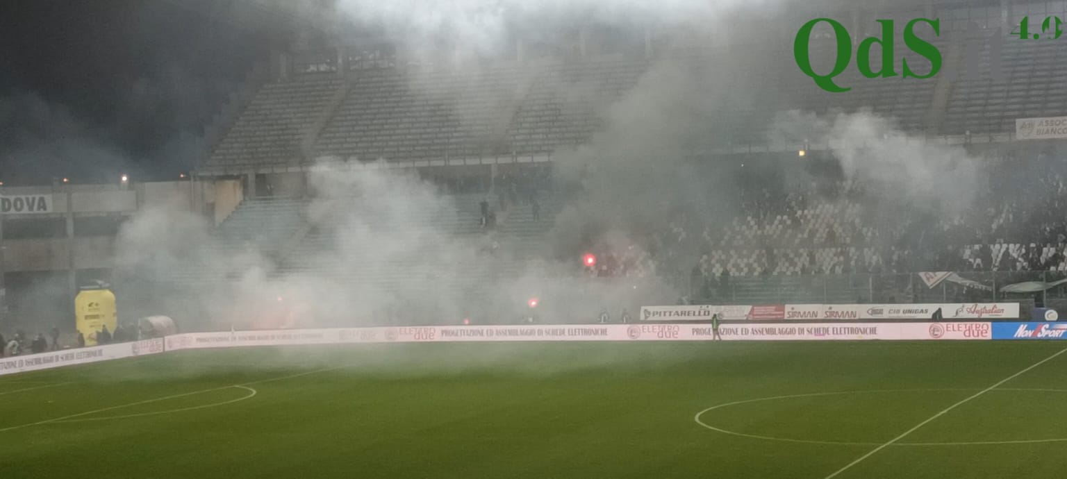 FOTO | Disordini all’Euganeo, scontri tra ultras Catania e Padova: sottratto uno striscione ai padroni di casa