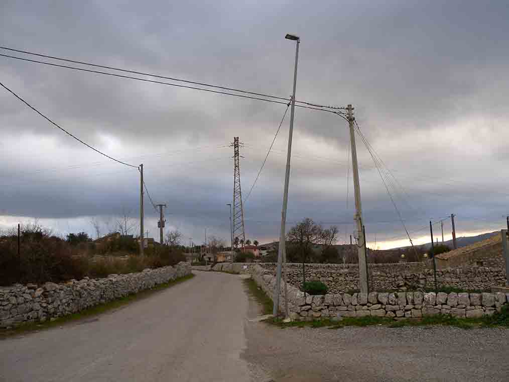 Se in strada bisogna stare attenti… ai pali della luce