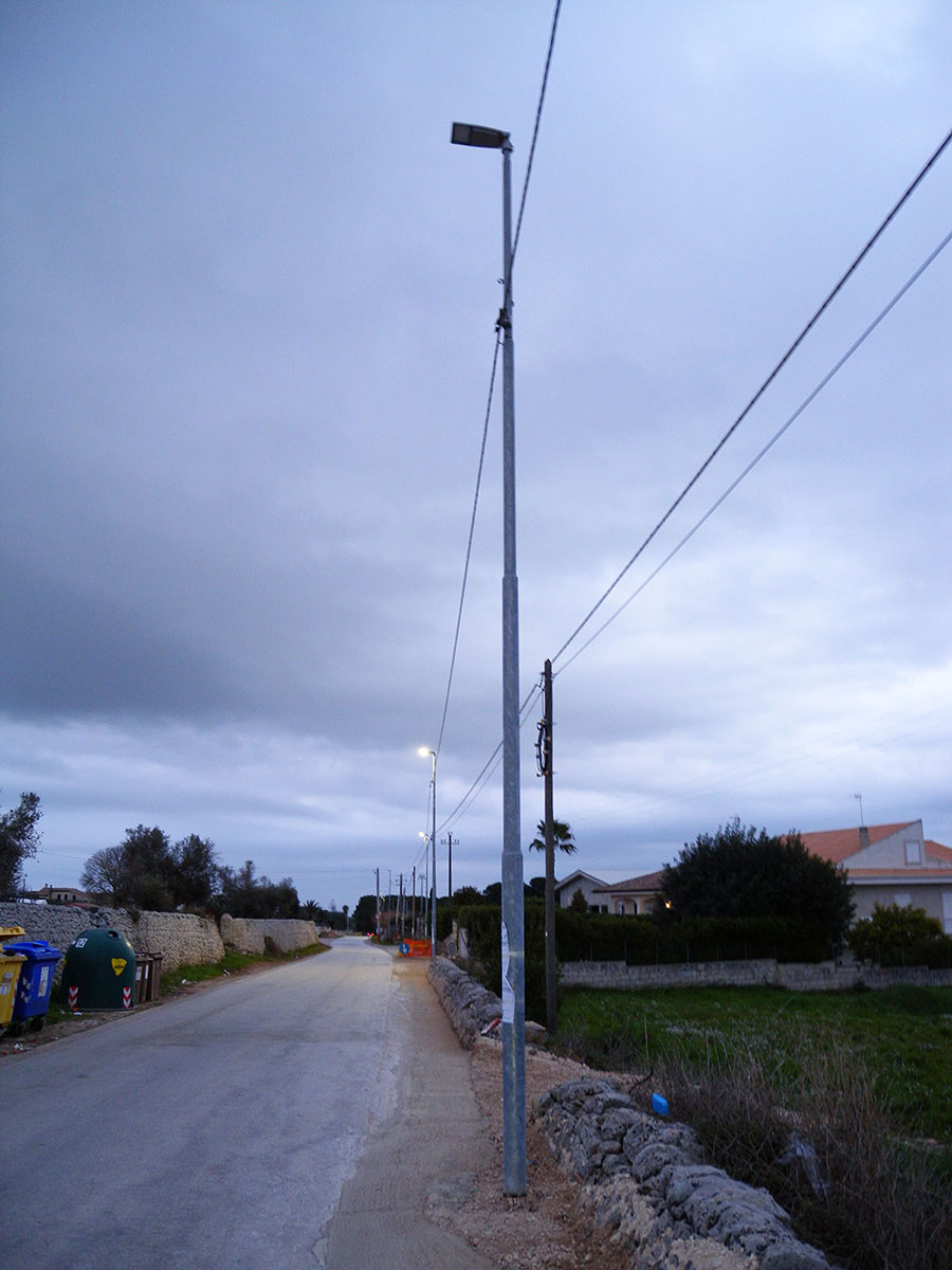 Se in strada bisogna stare attenti… ai pali della luce