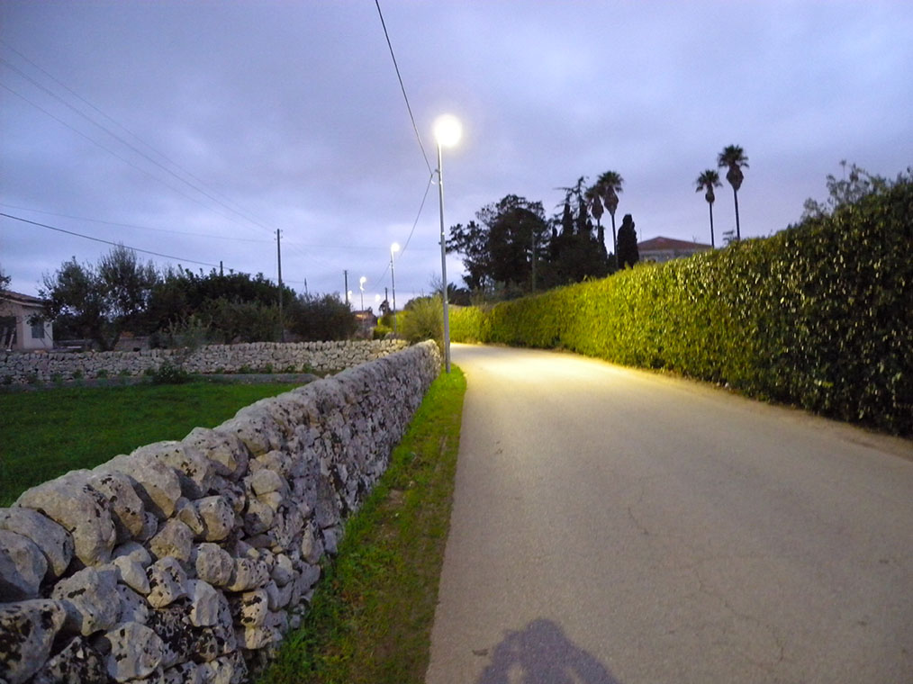 Se in strada bisogna stare attenti… ai pali della luce