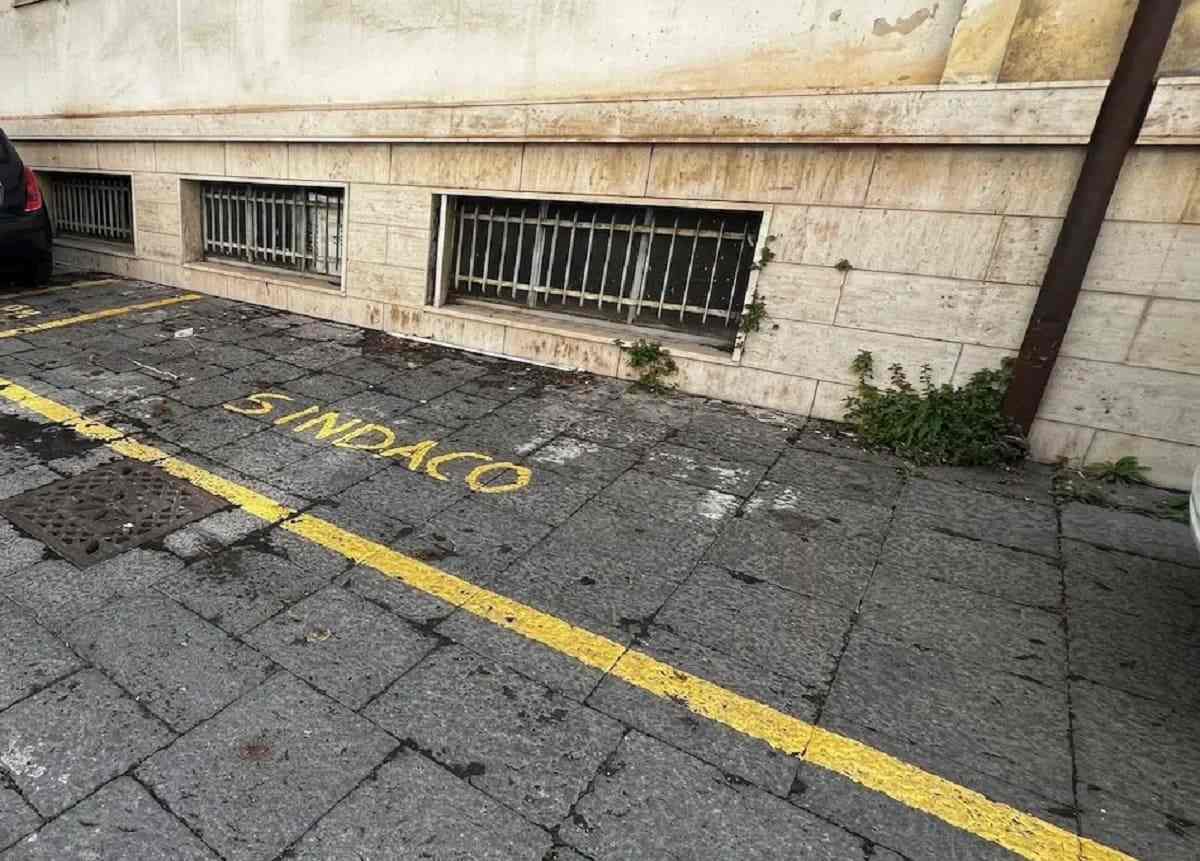 Giarre, cortile del Municipio ridotto a parcheggio privato. Barbagallo: “Si rispetti il regolamento”