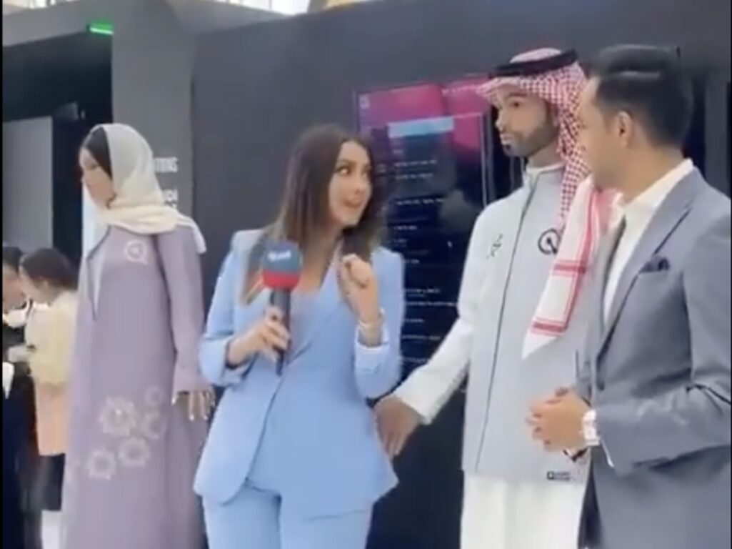 VIDEO | Robot allunga la “mano” e palpeggia giornalista: polemiche sul web