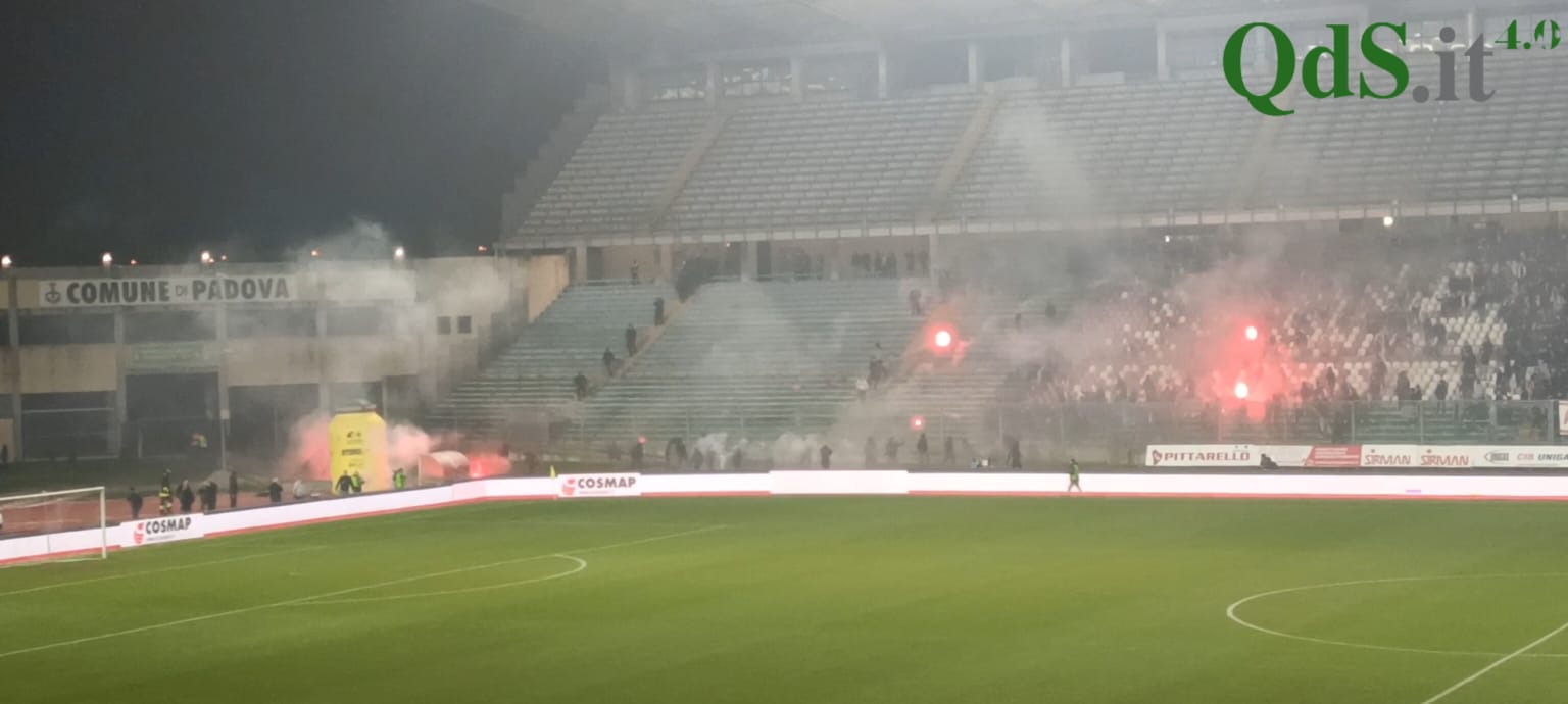 FOTO | Disordini all’Euganeo, scontri tra ultras Catania e Padova: sottratto uno striscione ai padroni di casa