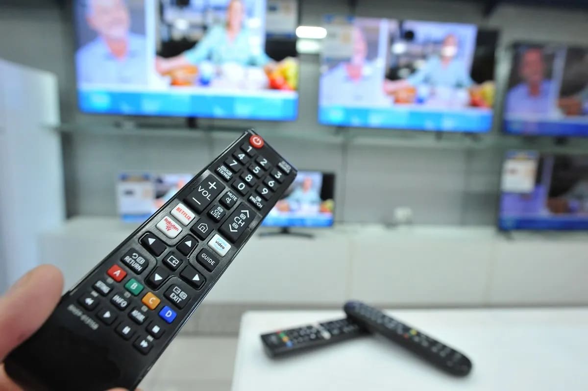 Lavorare in tv: Sky ricerca laureati per stage e laureandi per tirocinio curriculare