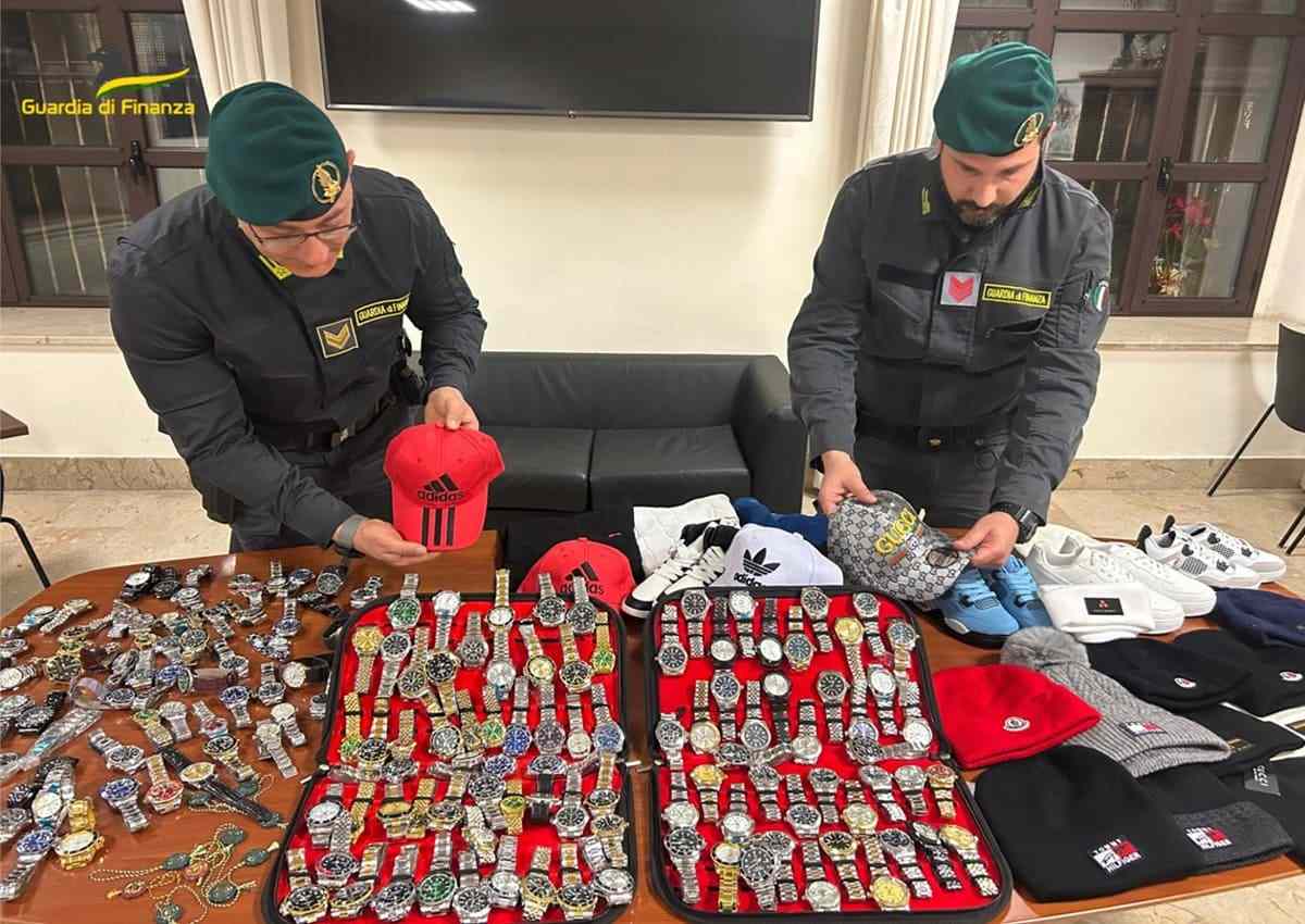 VIDEO | La fiera degli orologi contraffatti, scatta maxi sequestro al mercato di Catania