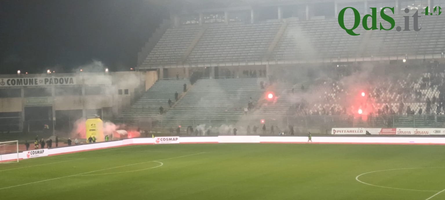 FOTO | Disordini all’Euganeo, scontri tra ultras Catania e Padova: sottratto uno striscione ai padroni di casa