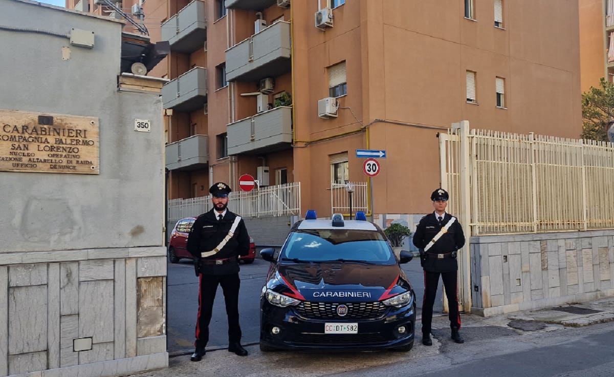 Sale in auto e minaccia donna con coltello in pieno centro a Palermo, poi fugge: ai domiciliari Sale in auto e minaccia donna con coltello in pieno centro a Palermo, poi fugge: ai domiciliari
