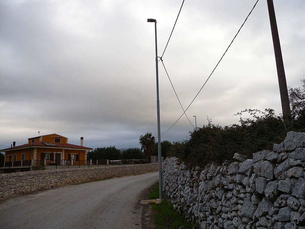 Se in strada bisogna stare attenti… ai pali della luce