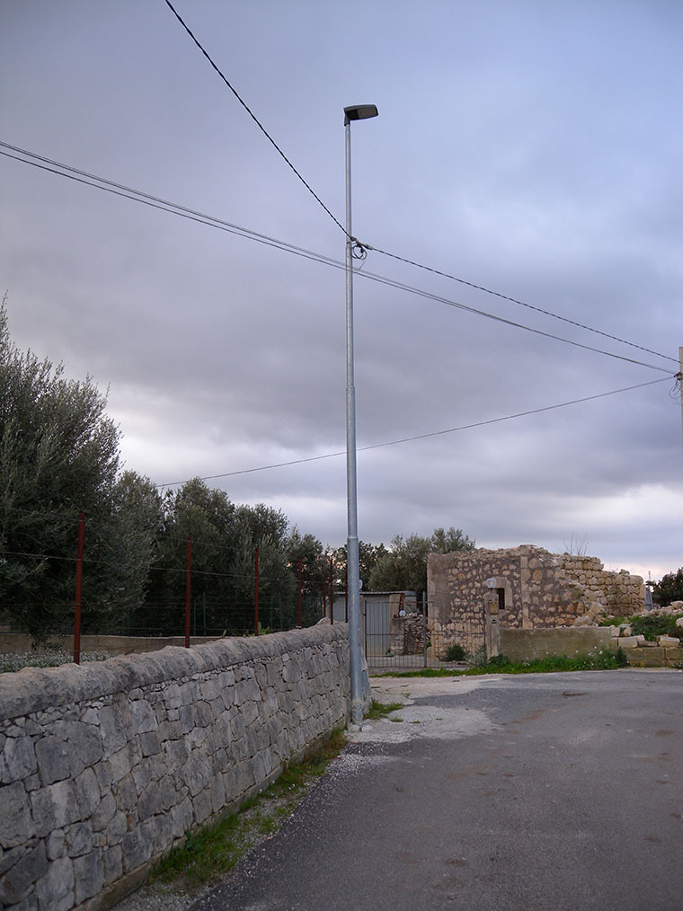 Se in strada bisogna stare attenti… ai pali della luce