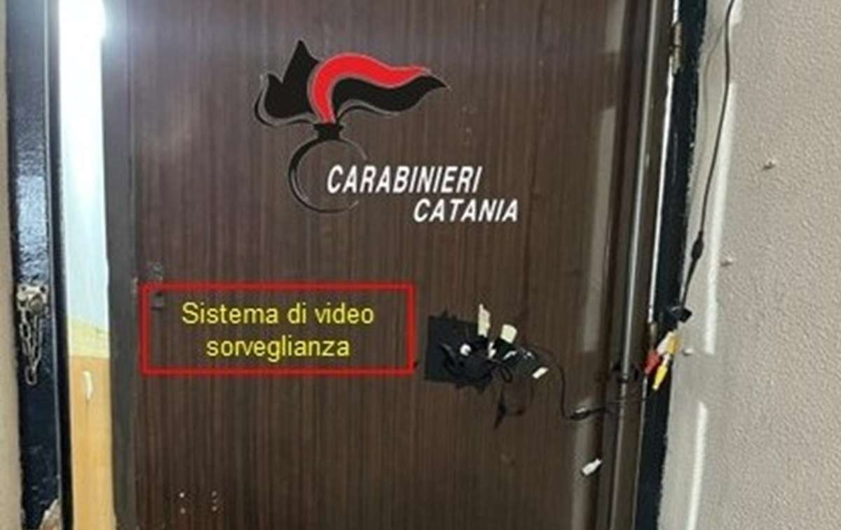 FOTO | Blitz antidroga a San Cristoforo, arrestato pusher organizzato: stupefacenti, videocamere e listino prezzi