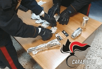 FOTO | Blitz antidroga a San Cristoforo, arrestato pusher organizzato: stupefacenti, videocamere e listino prezzi