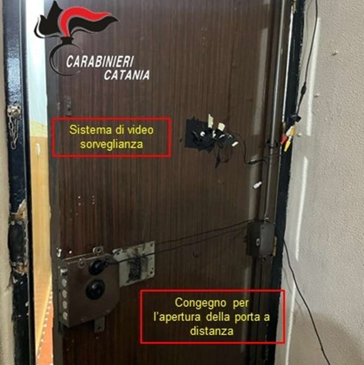 FOTO | Blitz antidroga a San Cristoforo, arrestato pusher organizzato: stupefacenti, videocamere e listino prezzi