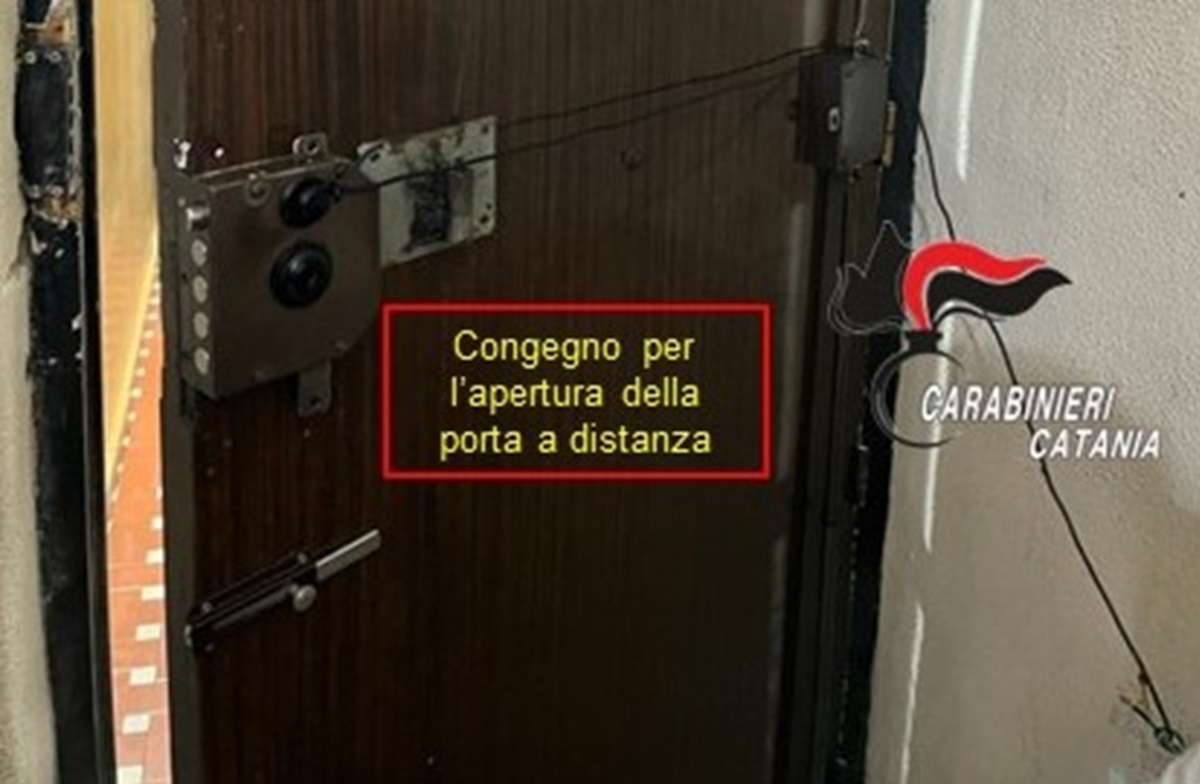 FOTO | Blitz antidroga a San Cristoforo, arrestato pusher organizzato: stupefacenti, videocamere e listino prezzi