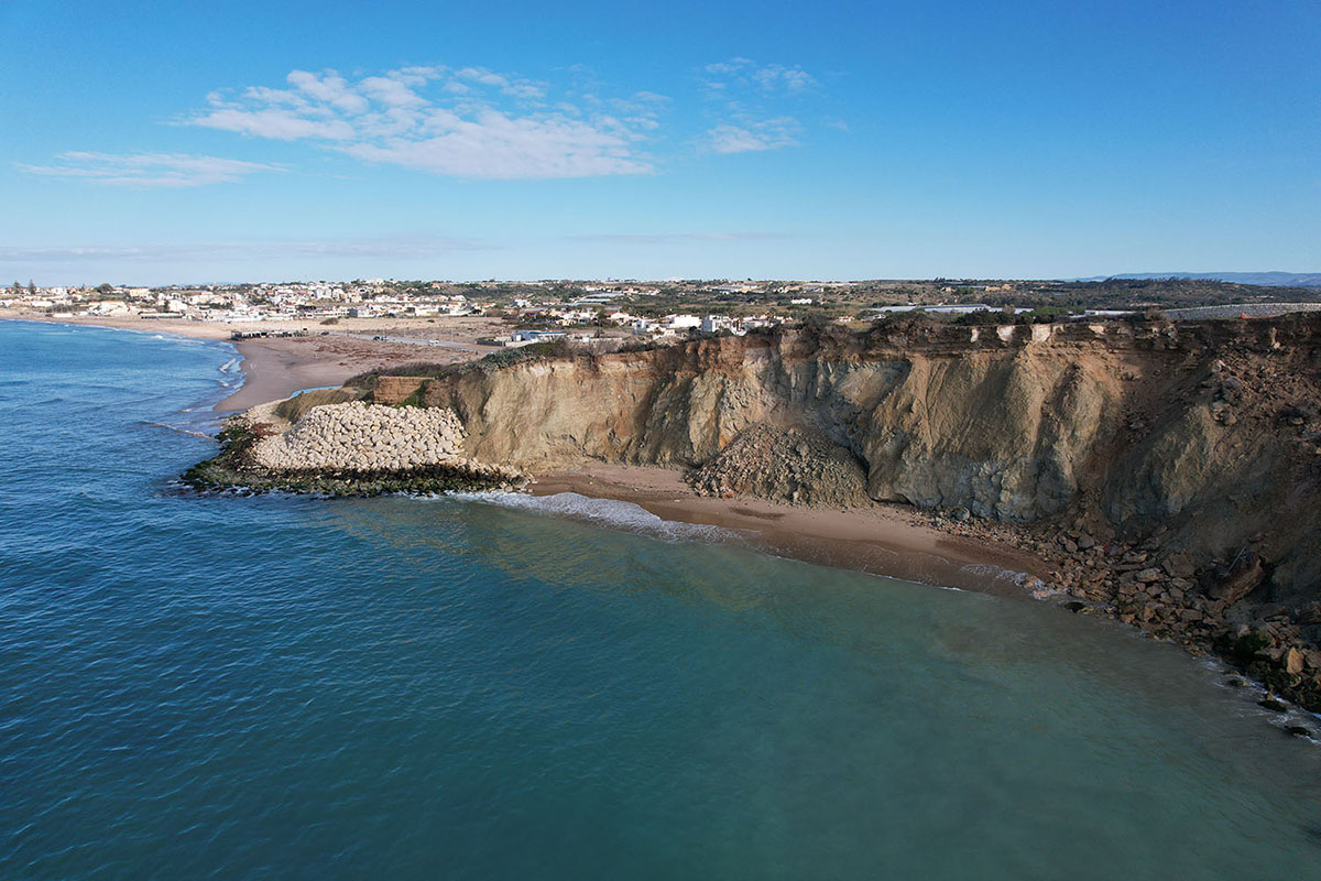 Camarina, così il mare sta “strappando via” secoli di storia nell’indifferenza delle istituzioni Camarina, così il mare sta “strappando via” secoli di storia nell’indifferenza delle istituzioni