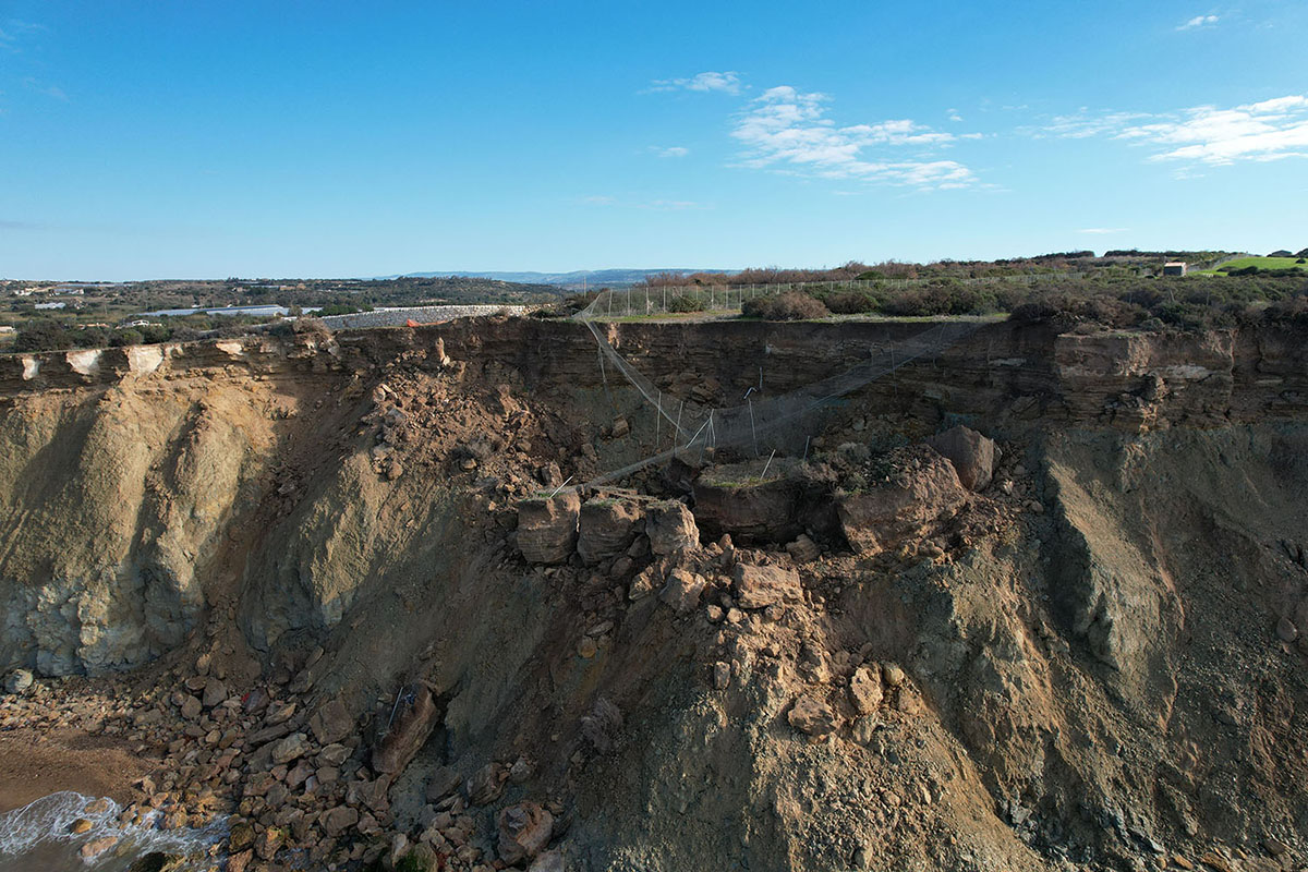 Camarina, così il mare sta “strappando via” secoli di storia nell’indifferenza delle istituzioni Camarina, così il mare sta “strappando via” secoli di storia nell’indifferenza delle istituzioni