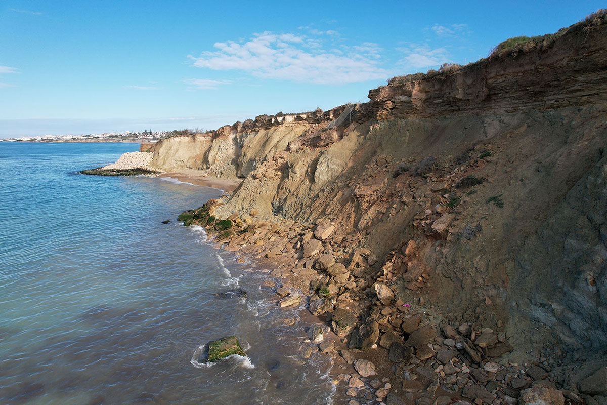 Camarina, così il mare sta “strappando via” secoli di storia nell’indifferenza delle istituzioni Camarina, così il mare sta “strappando via” secoli di storia nell’indifferenza delle istituzioni