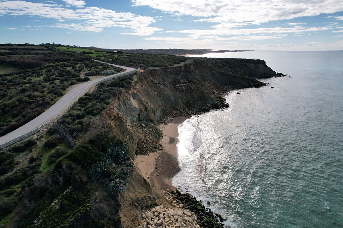 Camarina, così il mare sta “strappando via” secoli di storia nell’indifferenza delle istituzioni Camarina, così il mare sta “strappando via” secoli di storia nell’indifferenza delle istituzioni