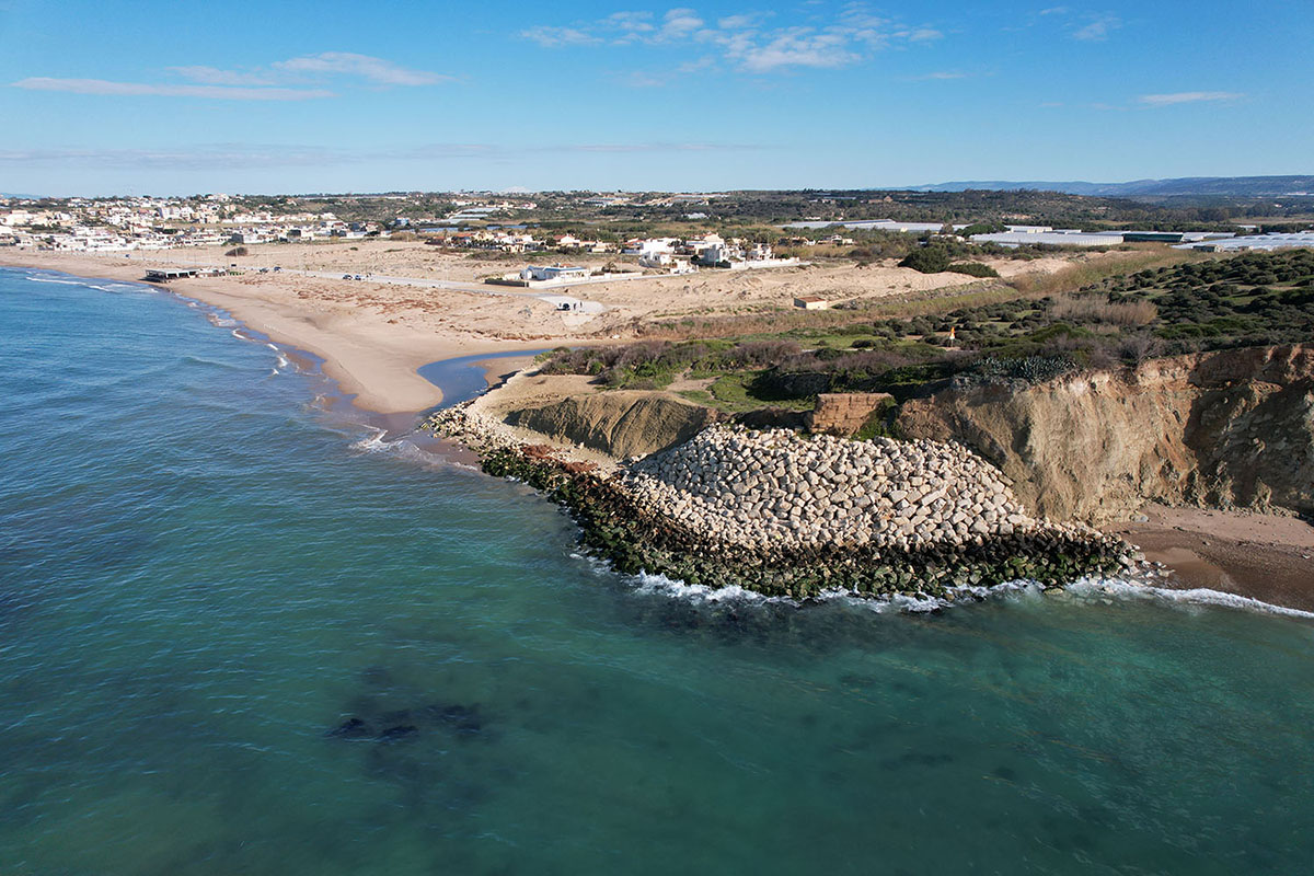 Camarina, così il mare sta “strappando via” secoli di storia nell’indifferenza delle istituzioni Camarina, così il mare sta “strappando via” secoli di storia nell’indifferenza delle istituzioni