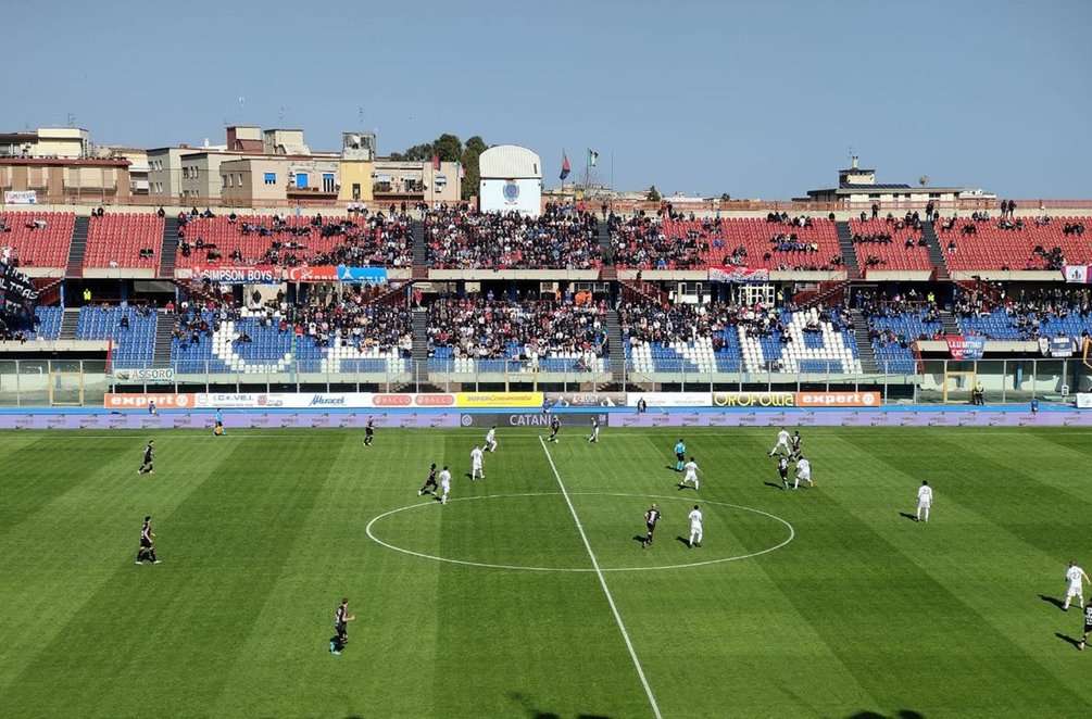 Catania-Monterosi, lancia fumogeno allo stadio: identificato dalla Digos