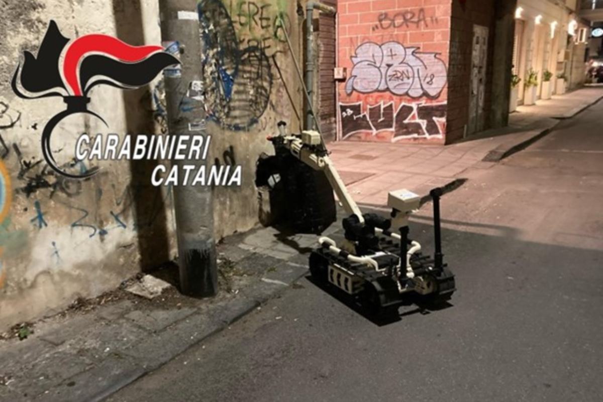 Catania, valigia sospetta vicino l’Università: immediato l’intervento degli artificieri    