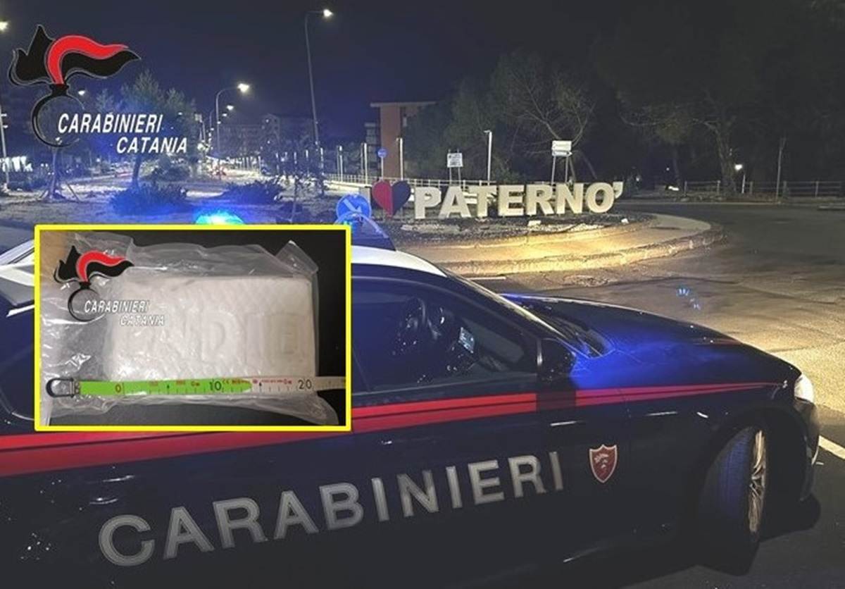 Bimbo nasconde 1 kg di cocaina nel giubbotto per il papà: uomo arrestato