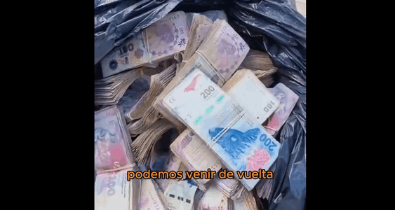 VIDEO | Commerciante paga le bollette con una carriola piena di contanti: il gesto di protesta in Argentina