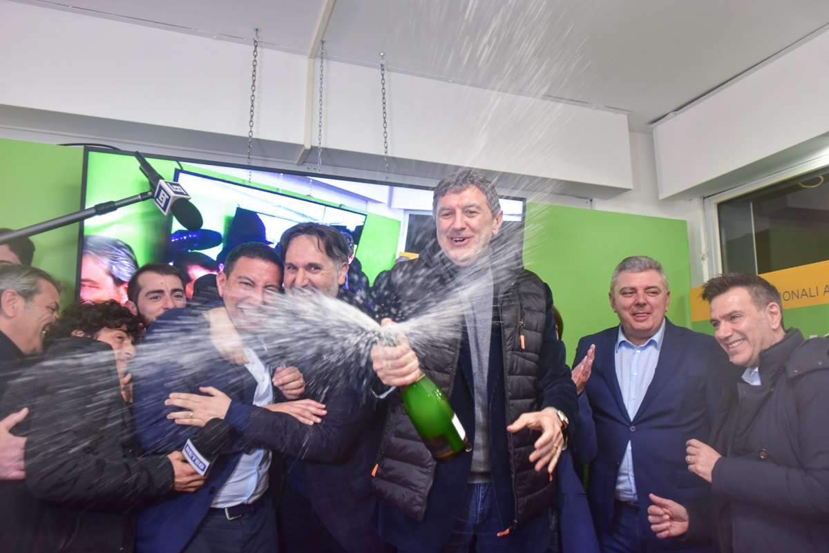 Abruzzo, trionfa il centrodestra e Marsilio fa il bis: “Scritta la storia”