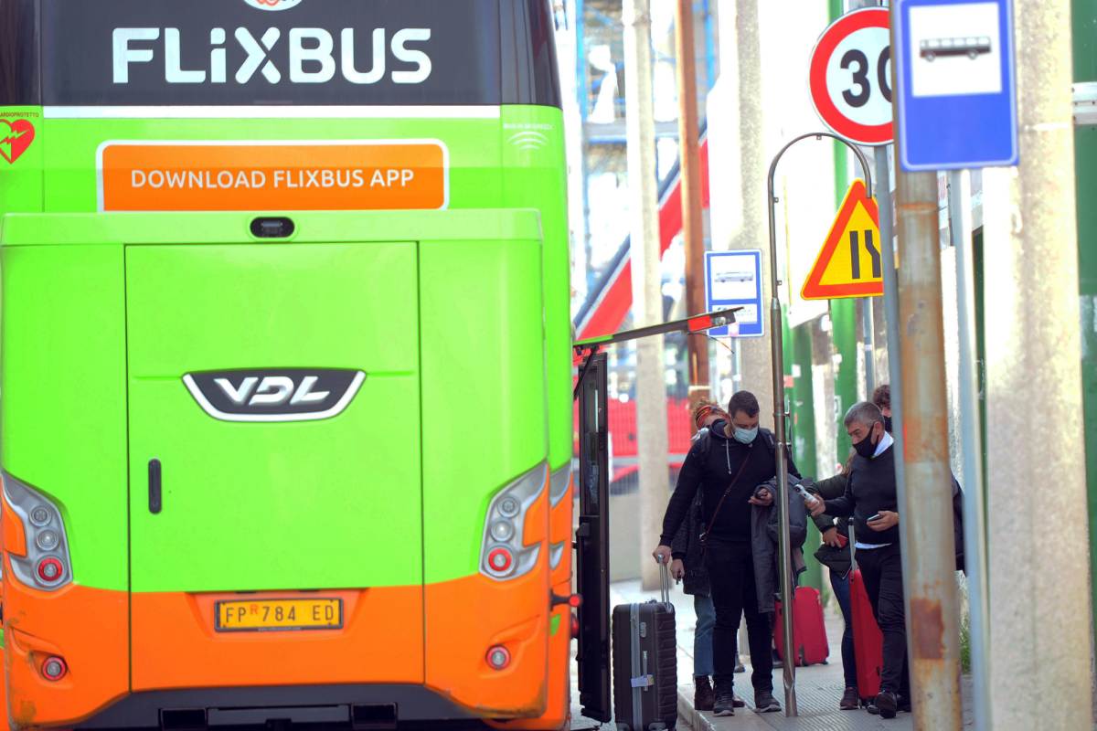 Germania, Flixbus si ribalta in autostrada: almeno cinque morti, diversi i feriti