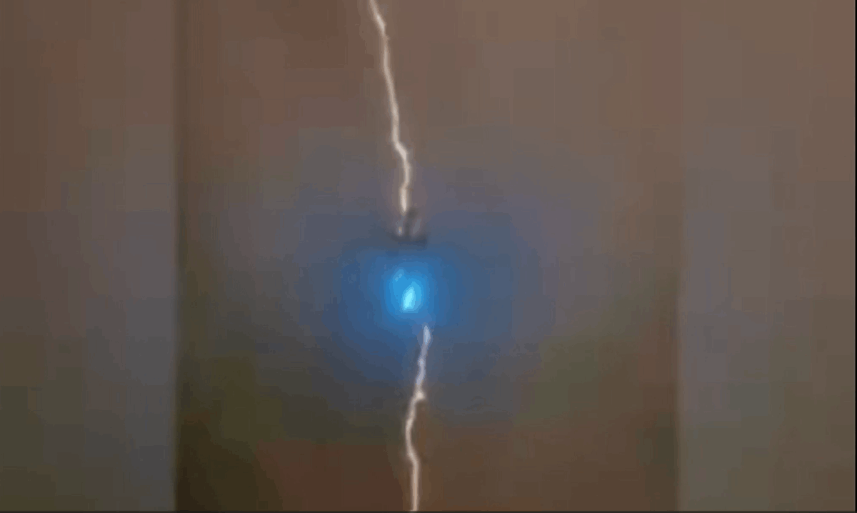 VIDEO | Fulmine colpisce aereo appena decollato: scintille e paura a Vancouver