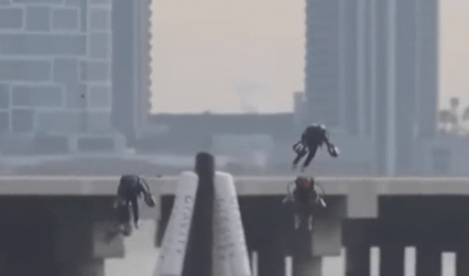 VIDEO | Planano sui grattacieli come Iron Man: i piloti di tute jet si sfidano a Dubai