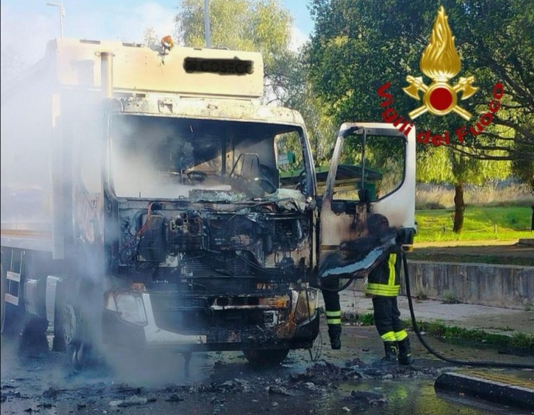 Palermo: paura in viale del Fante, autocompattatore in fiamme