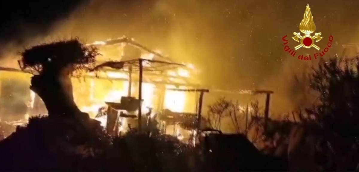 VIDEO | Chiosco in riva al mare avvolto dalle fiamme: notte di paura a Olbia